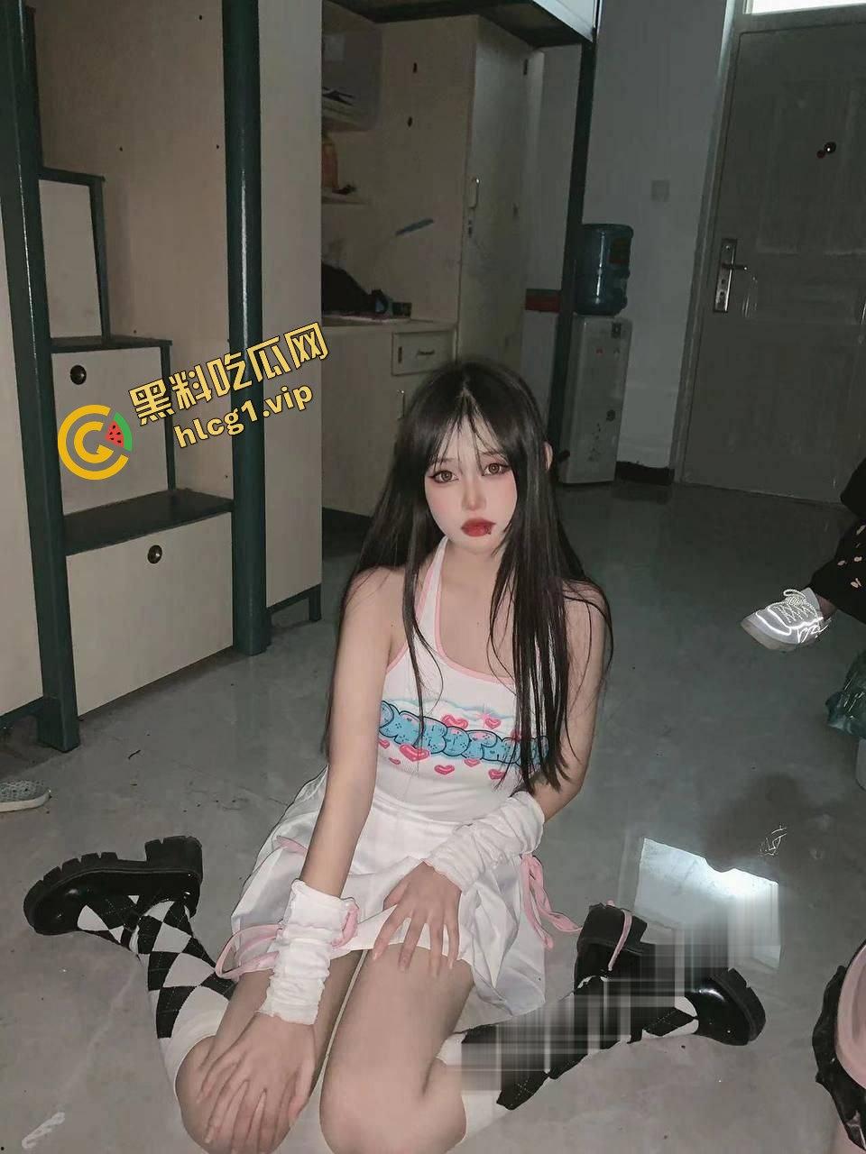 女大学生反差婊『祝微棋』负债欠钱 宿舍脱衣自慰献给金主 惨遭曝光！-2