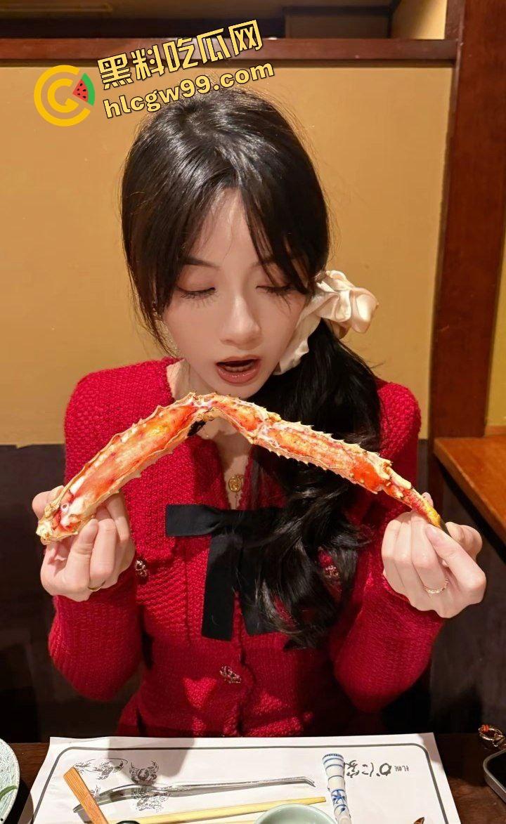 重庆酒店前台小姐『吴盈』为顾客提供特殊服务,勾引大哥割白虎后入双洞齐插!独家曝光流出!-1