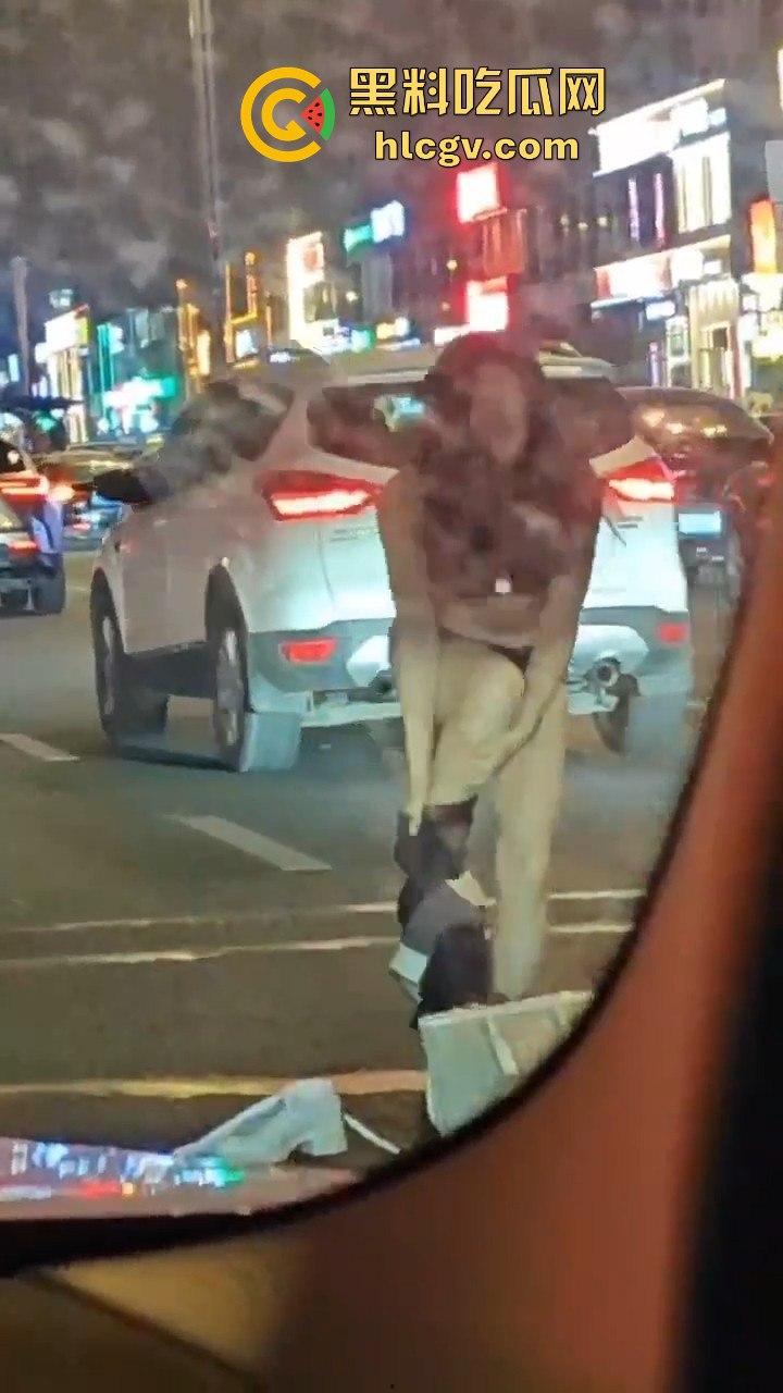 情侣吵架直接大街脱光!脱衣国际手势,伤敌1000自损800的操作真看傻了!-3