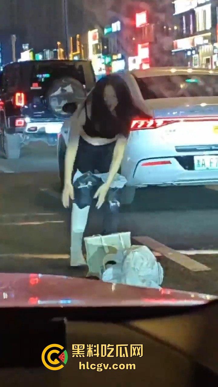 情侣吵架直接大街脱光!脱衣国际手势,伤敌1000自损800的操作真看傻了!-5