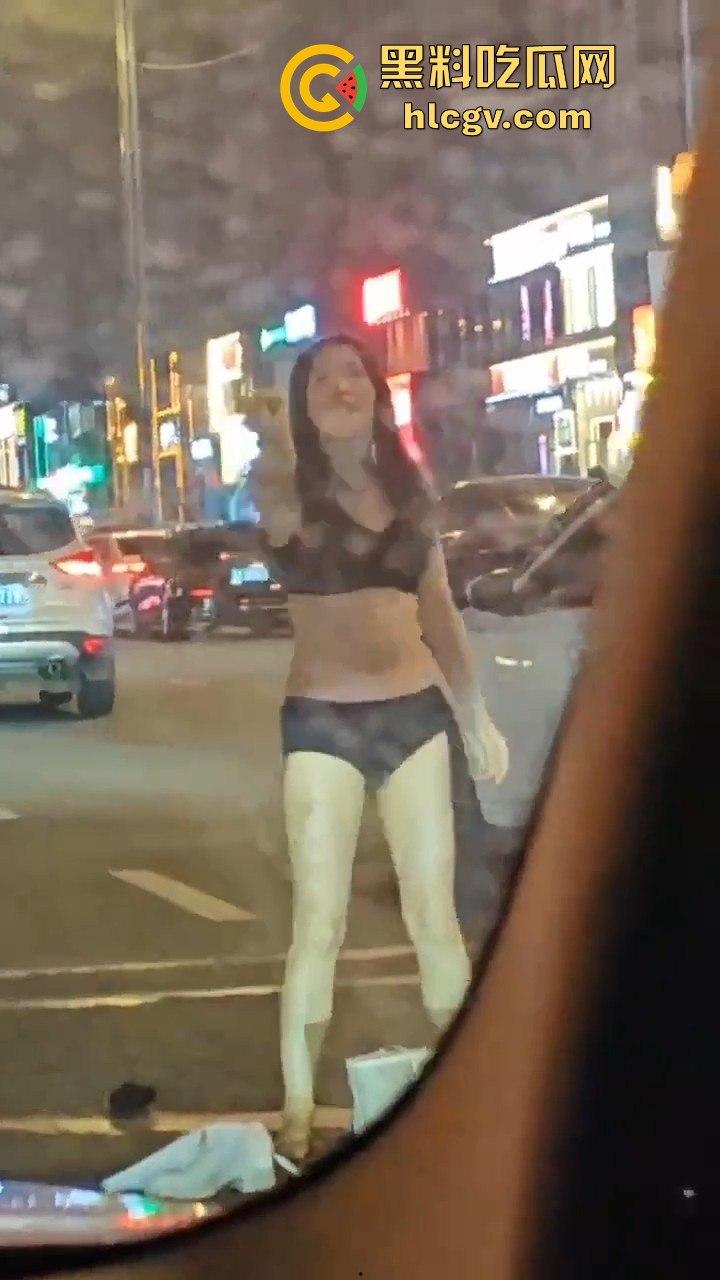 情侣吵架直接大街脱光!脱衣国际手势,伤敌1000自损800的操作真看傻了!-6