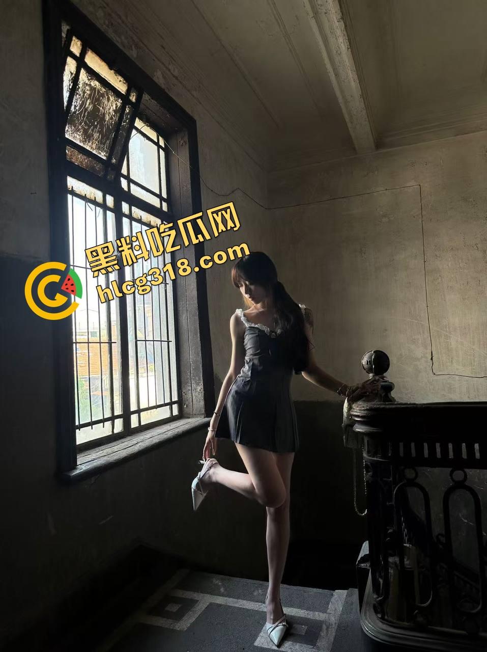 5cm真的没救了吗？看看这个富哥怎么用小鸡巴换来妹子跪舔的快乐人生，表情不是被操疼是怕转账停了！-5