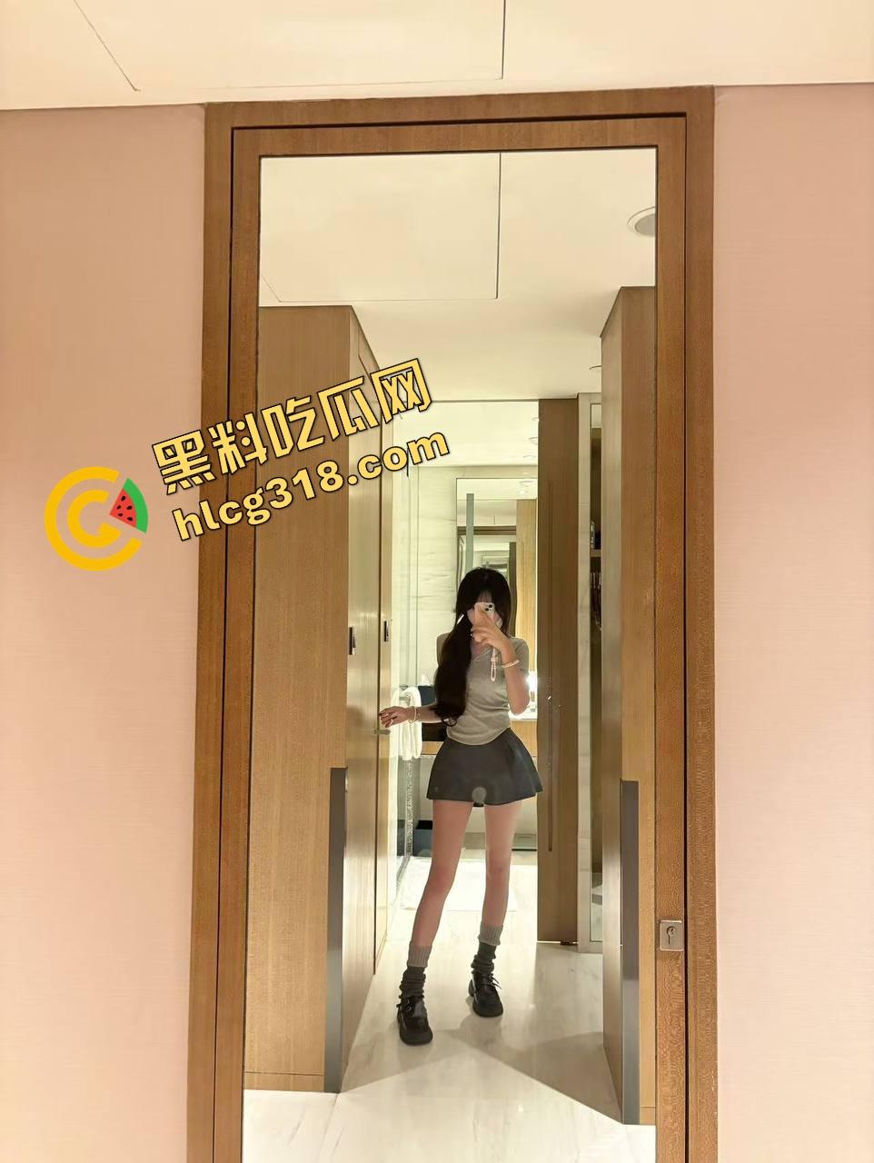 5cm真的没救了吗？看看这个富哥怎么用小鸡巴换来妹子跪舔的快乐人生，表情不是被操疼是怕转账停了！-6