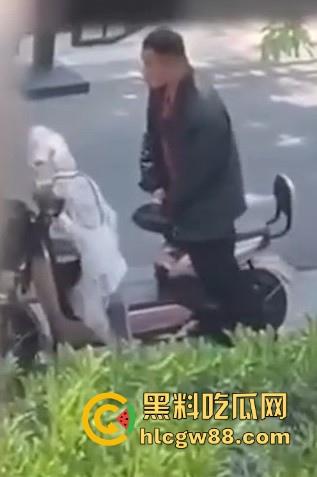 炸裂！男子公共场合操电瓶车  粉色的 一看就是女神骑的 这是靠近女神最近的一次！-1