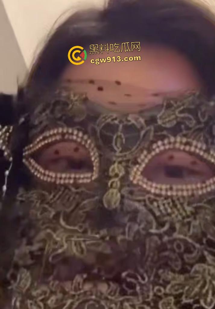 抖音网红【于小姐】一对一视频被金主调教,揉奶抠逼样样精,这骚穴太熟了容易喷水高潮!-4