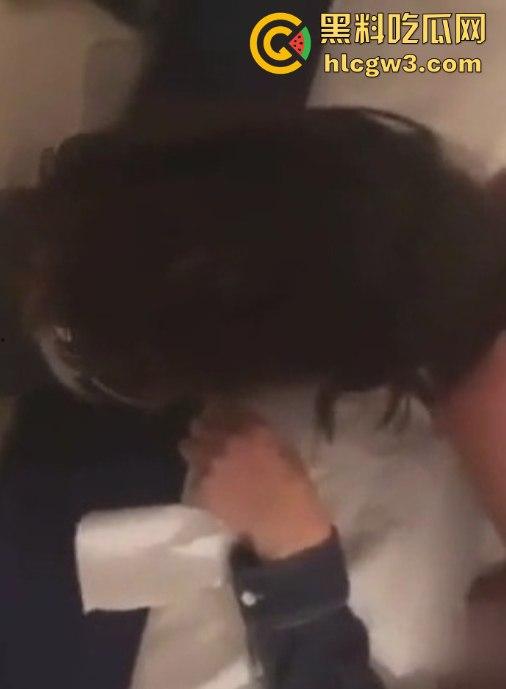 两渣男骗大学学妹灌醉玩浴缸迷奸,醉酒趴在床上对着垃圾桶吐,抱进浴缸无套猛操,逼水混成一片还拍视频!-2