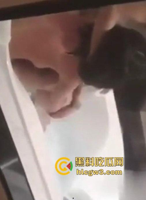 两渣男骗大学学妹灌醉玩浴缸迷奸,醉酒趴在床上对着垃圾桶吐,抱进浴缸无套猛操,逼水混成一片还拍视频!-11