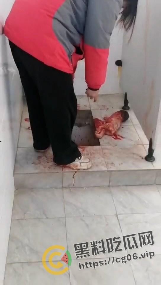 陕西咸阳旬邑县职田中学女生厕所生娃！跟拉屎一样直接拉出来  满地血浆 小孩估计早没气了  真的是地狱开局了-3