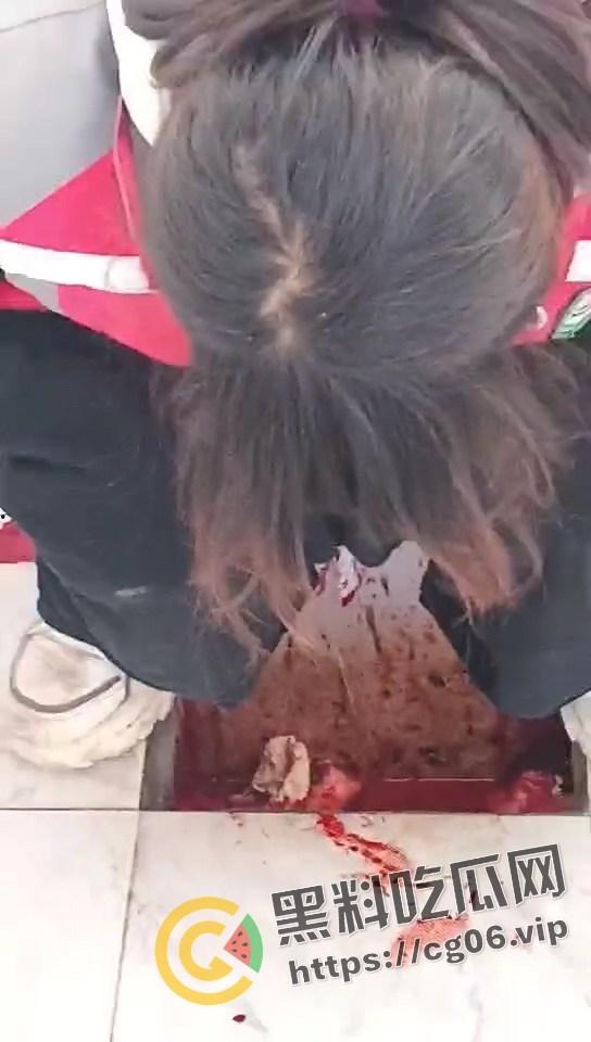 陕西咸阳旬邑县职田中学女生厕所生娃！跟拉屎一样直接拉出来  满地血浆 小孩估计早没气了  真的是地狱开局了-5