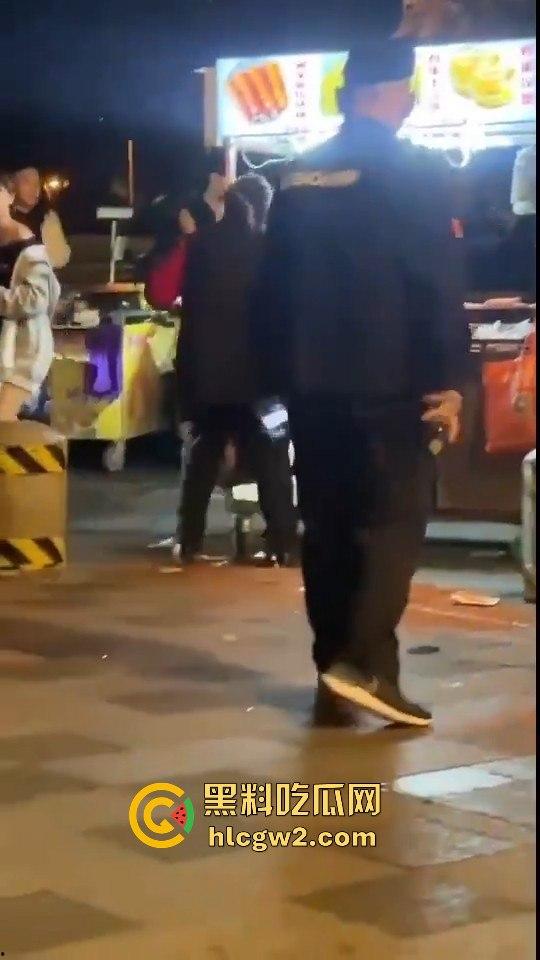 成都大妈和保安正面硬刚！保安制止摆摊，大妈不惯着，开水泼完再抡钢瓶，围观市民齐声叫好！-1