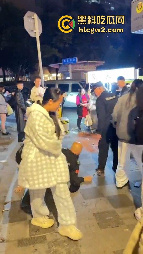 成都大妈和保安正面硬刚！保安制止摆摊，大妈不惯着，开水泼完再抡钢瓶，围观市民齐声叫好！-4