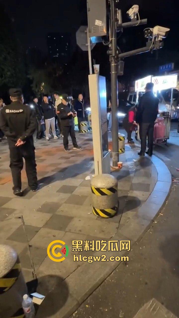 成都大妈和保安正面硬刚！保安制止摆摊，大妈不惯着，开水泼完再抡钢瓶，围观市民齐声叫好！-5