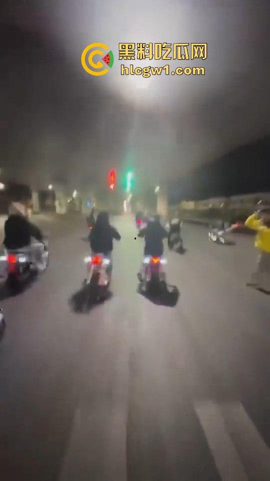 精神小伙炸街惹事!嫌话不好听,踢车砸车还录视频尾随炫耀,真特么无法无天!-2