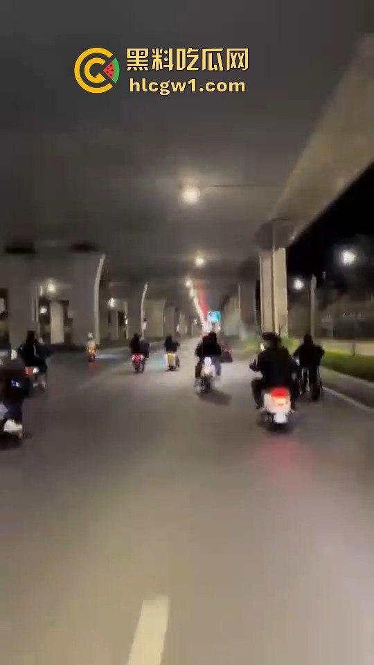 精神小伙炸街惹事!嫌话不好听,踢车砸车还录视频尾随炫耀,真特么无法无天!-3