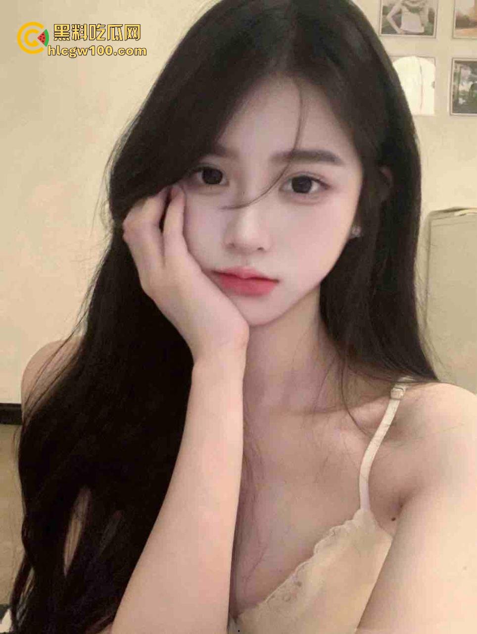 安徽美院【金婉婷】带闺蜜组队找干爹调教,皮鞭伺候拜金女的屁股被抽得像逼一样红,场面骚到不行!-1