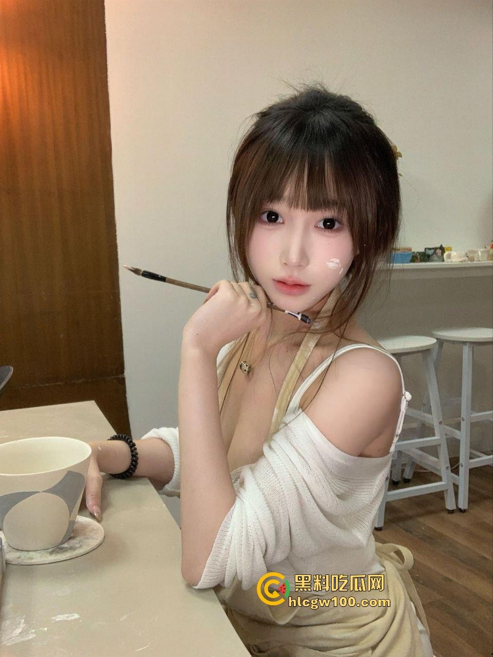 安徽美院【金婉婷】带闺蜜组队找干爹调教,皮鞭伺候拜金女的屁股被抽得像逼一样红,场面骚到不行!-5