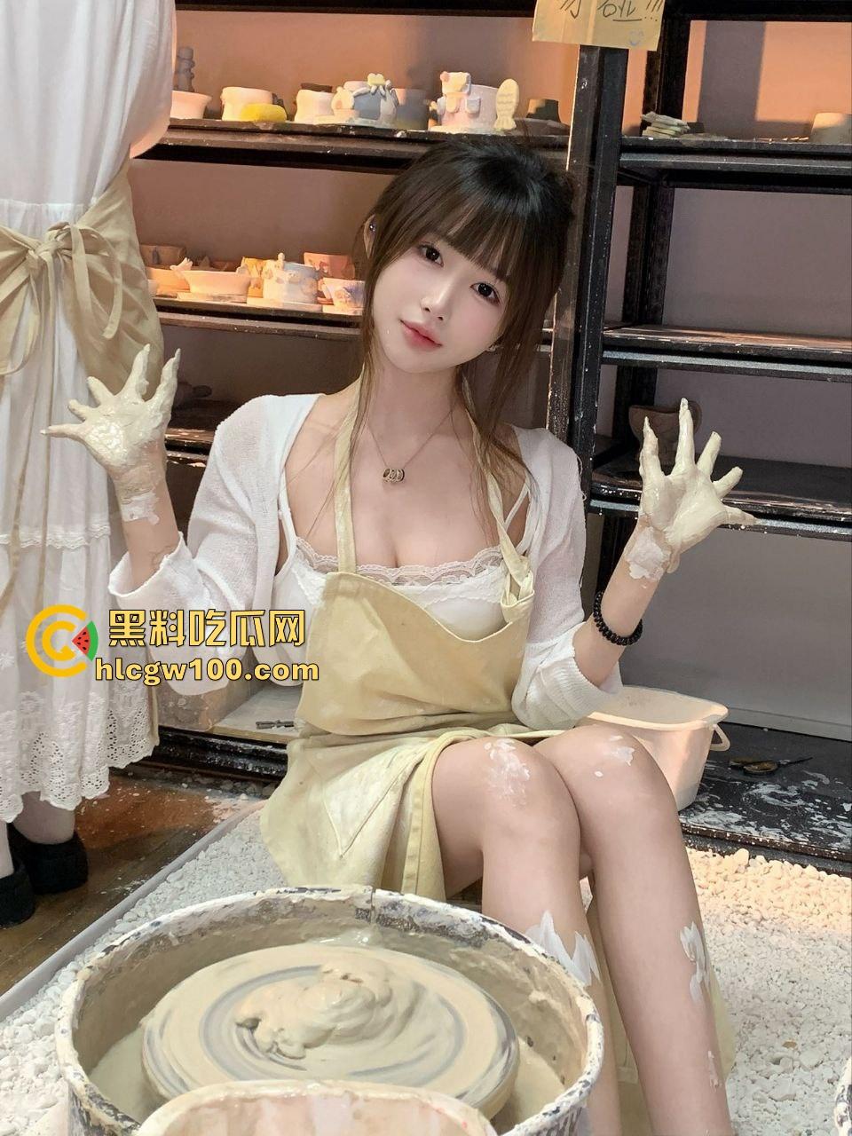 安徽美院【金婉婷】带闺蜜组队找干爹调教,皮鞭伺候拜金女的屁股被抽得像逼一样红,场面骚到不行!-7