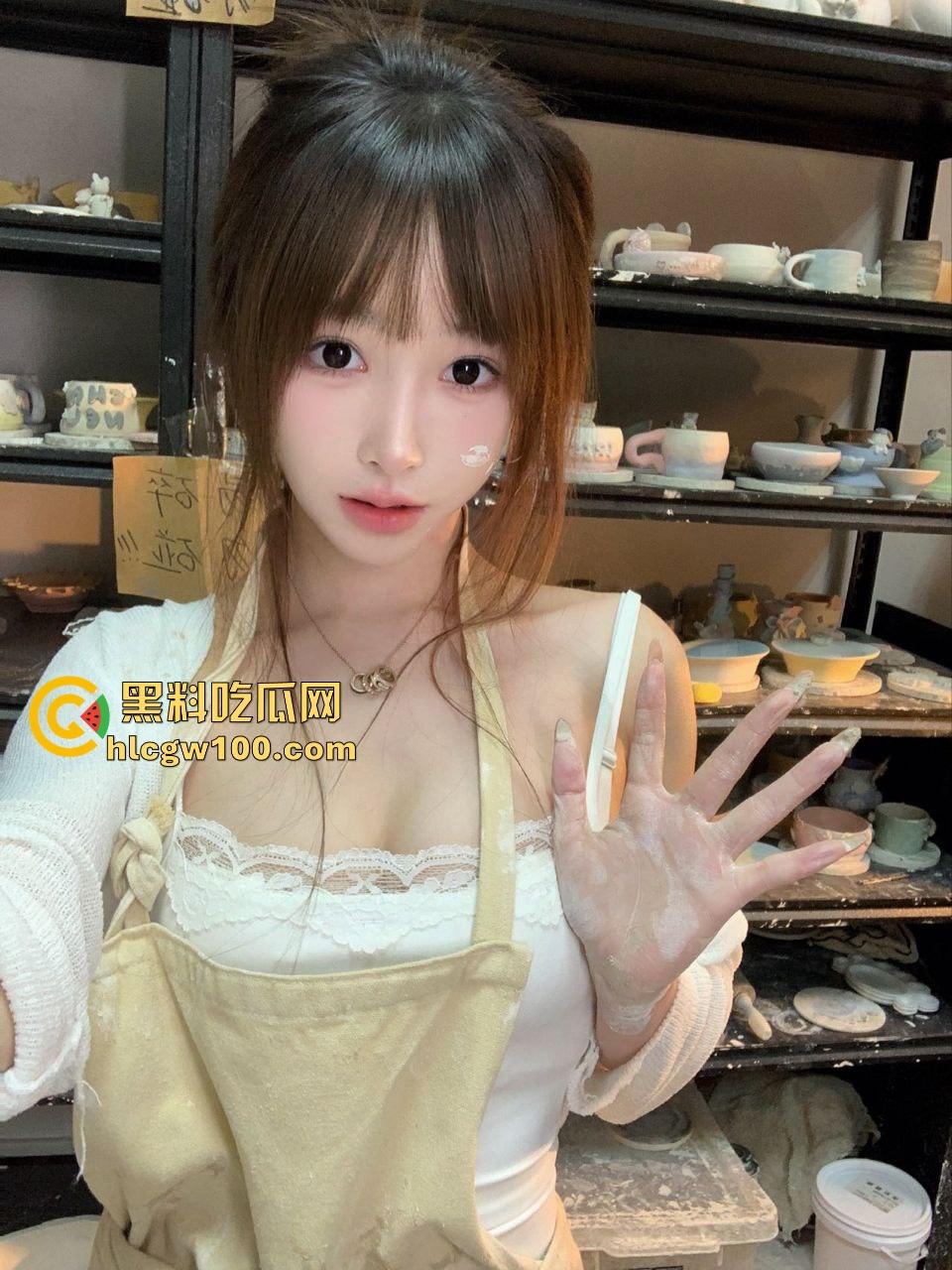 安徽美院【金婉婷】带闺蜜组队找干爹调教,皮鞭伺候拜金女的屁股被抽得像逼一样红,场面骚到不行!-8