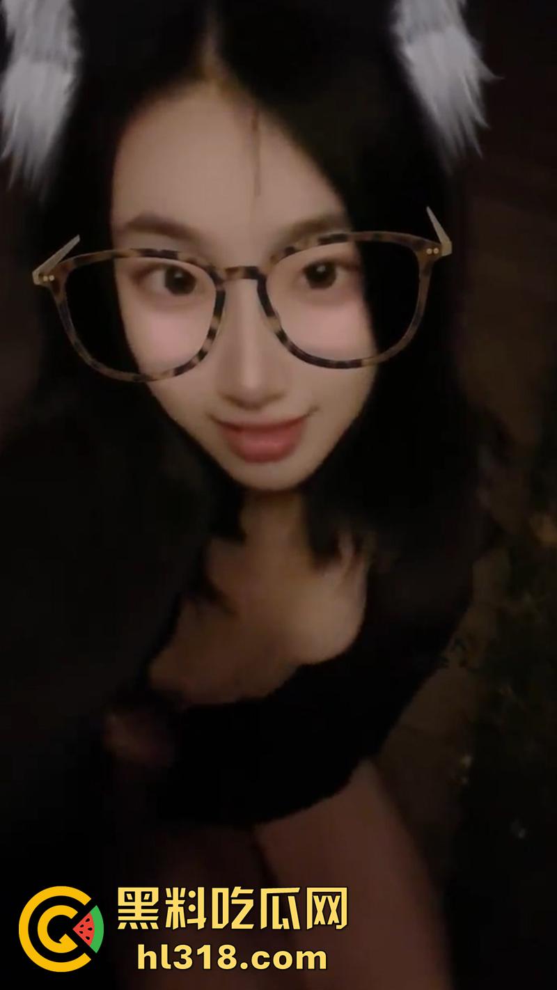 苏州大学178cm顶级身材女神【濑濑】，身材高挑腿长逆天，被土豪调教自慰露出，全裸游走大学校园！-1