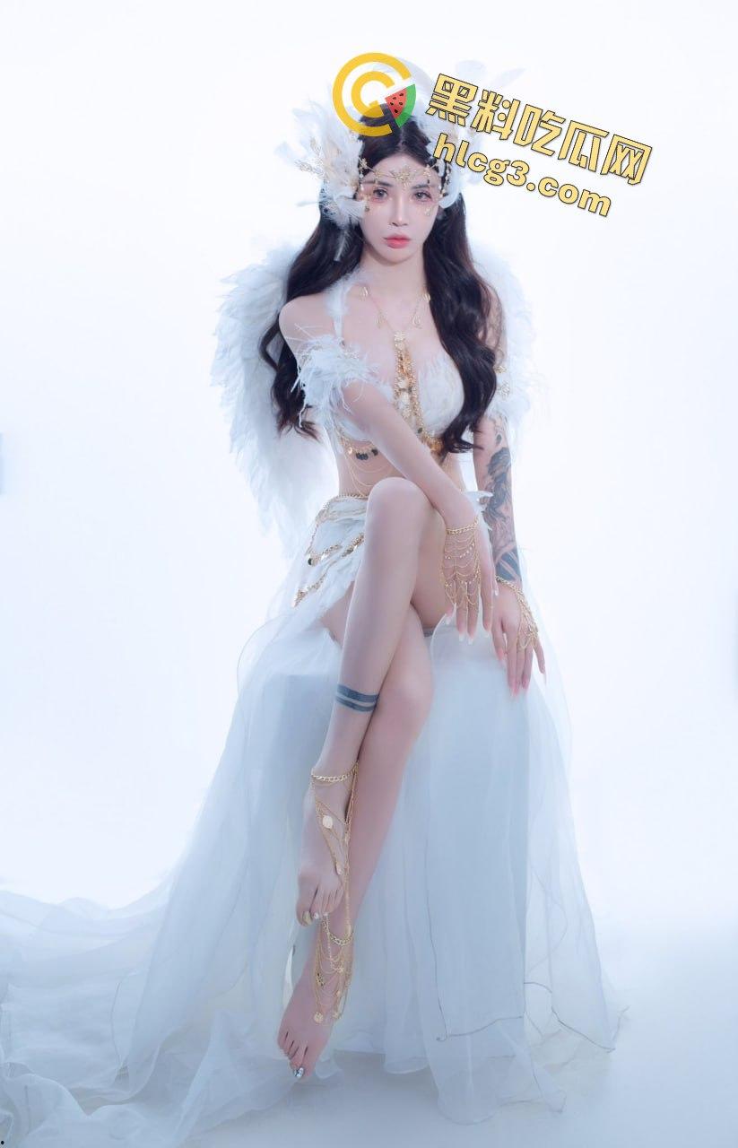 花臂纹身TS【依依】酒吧卫生间大胆玩直男鸡巴，刺激至极！-2