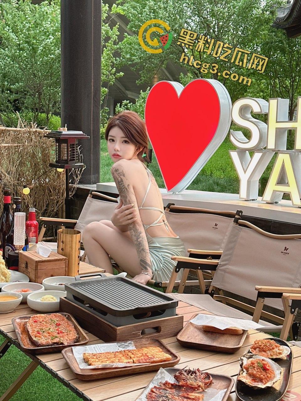 花臂纹身TS【依依】酒吧卫生间大胆玩直男鸡巴，刺激至极！-5