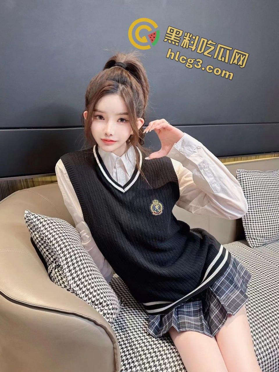 花臂纹身TS【依依】酒吧卫生间大胆玩直男鸡巴，刺激至极！-8