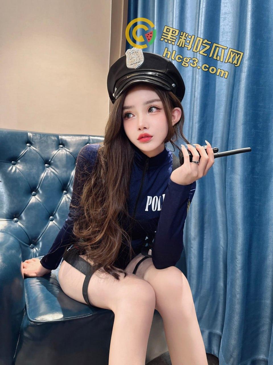 花臂纹身TS【依依】酒吧卫生间大胆玩直男鸡巴，刺激至极！-13