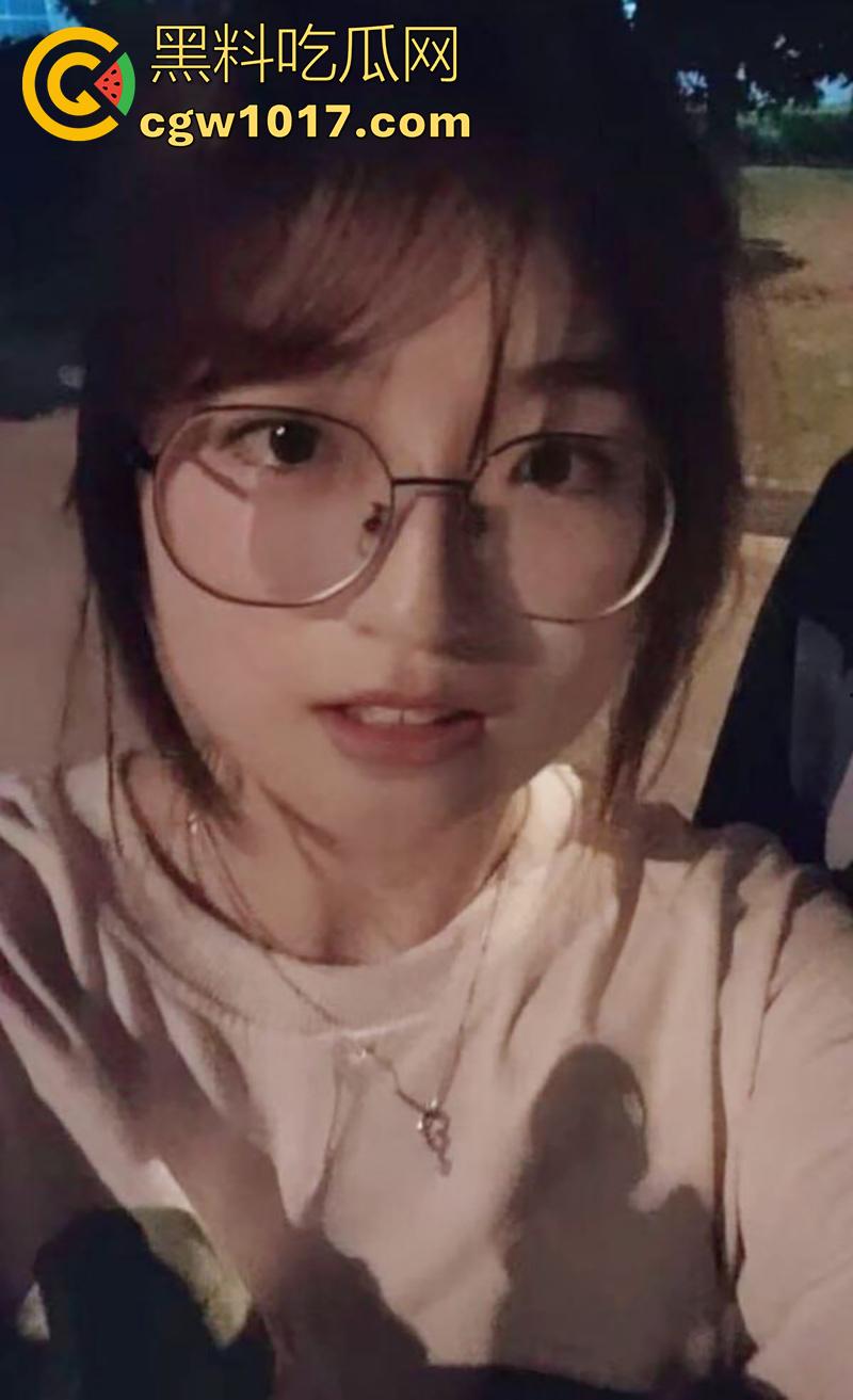 柳州职业技术学院学妹【韦闫妮】，颜值甜美的眼镜嫩妹，被学长PUA放学带去开房玩3P，前后夹击爆操蜜桃臀！-1