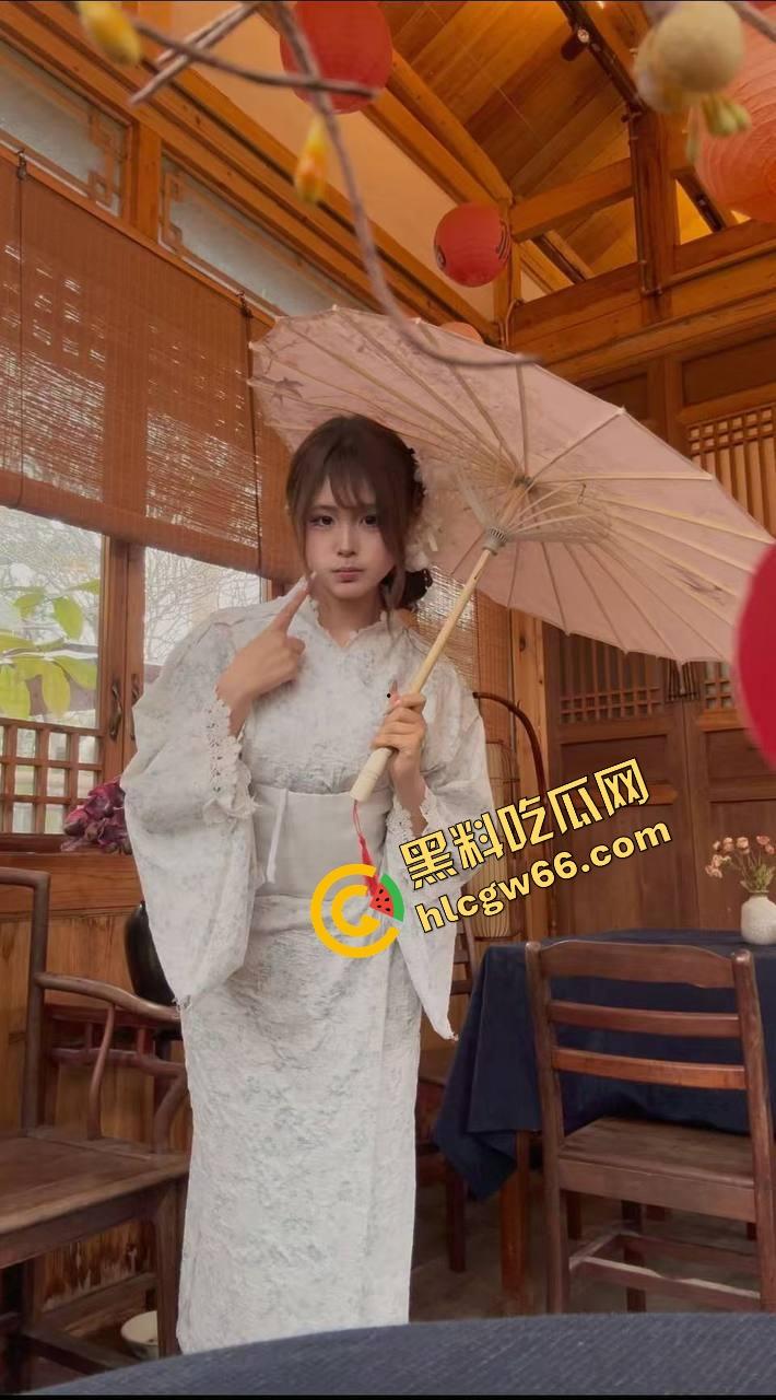 凯迪拉克车友群骚货女车主直播撅奶撩骚，给凯雷德大哥视频看红内裤，车主群里全员吃精吃疯了！-2