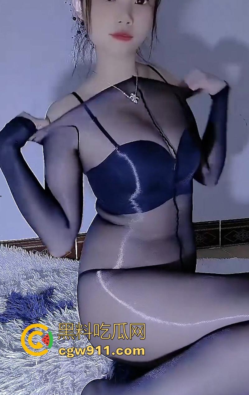 快手极品女网红【情】与榜一大哥裸聊视频流出,逼缝水光闪耀,这反差婊子的极致诱惑,感官如火燎直冲下体!-3