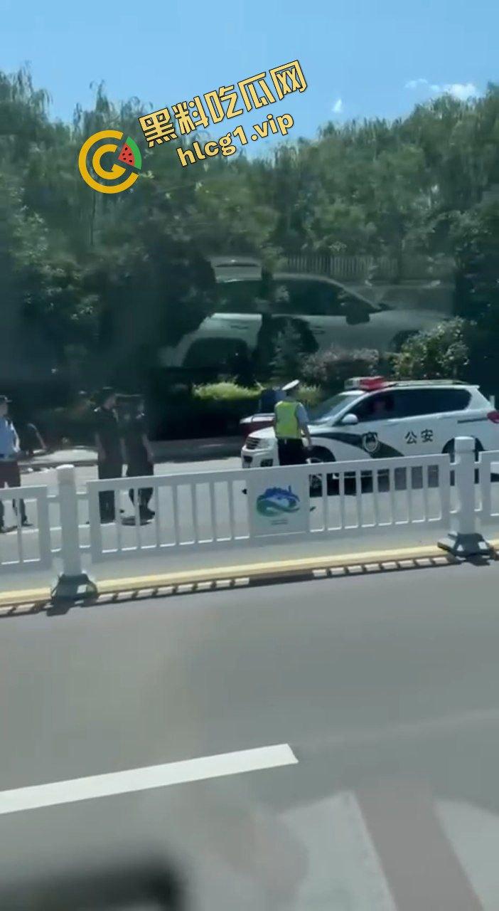 甘肃平凉捅人事件!5个精神小伙围堵1个高三学生 利用管制刀具反杀1人!致2人重伤 3人逃跑!-4