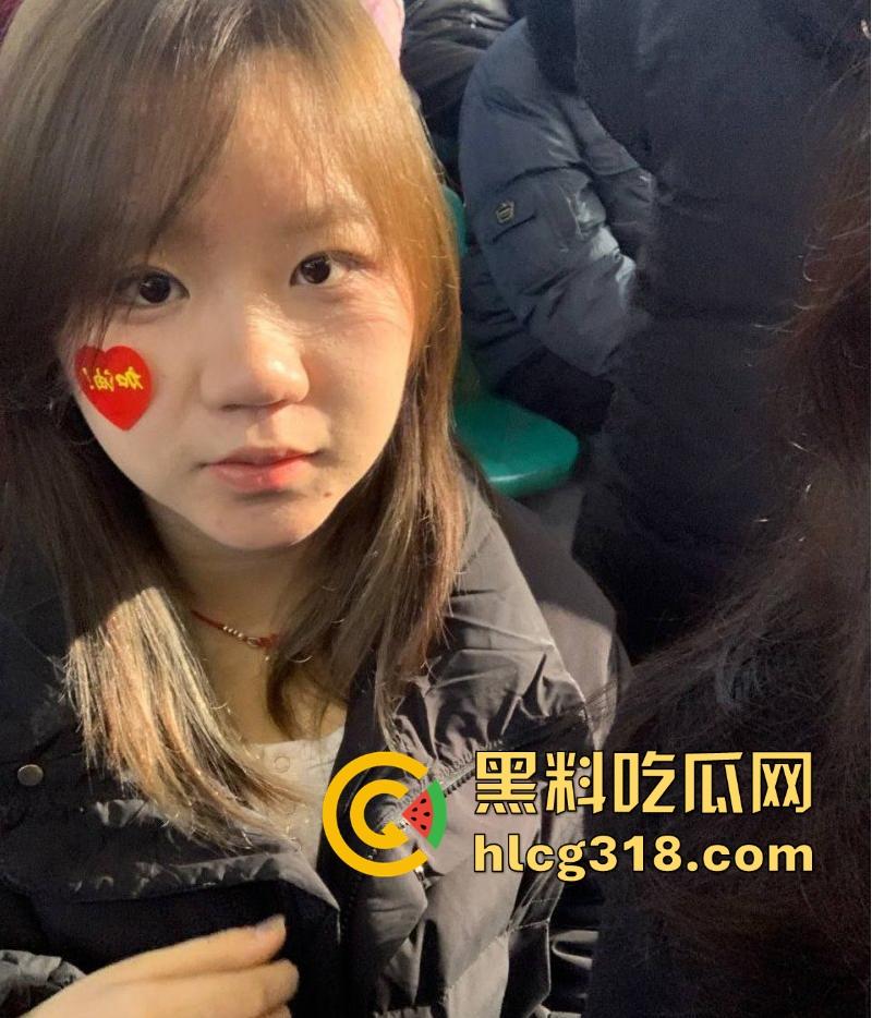 陕西商洛清纯反差大一学妹【李睿莹】网调视频曝光，微胖母狗假期在家发情，浑身写满下贱铭文。-2