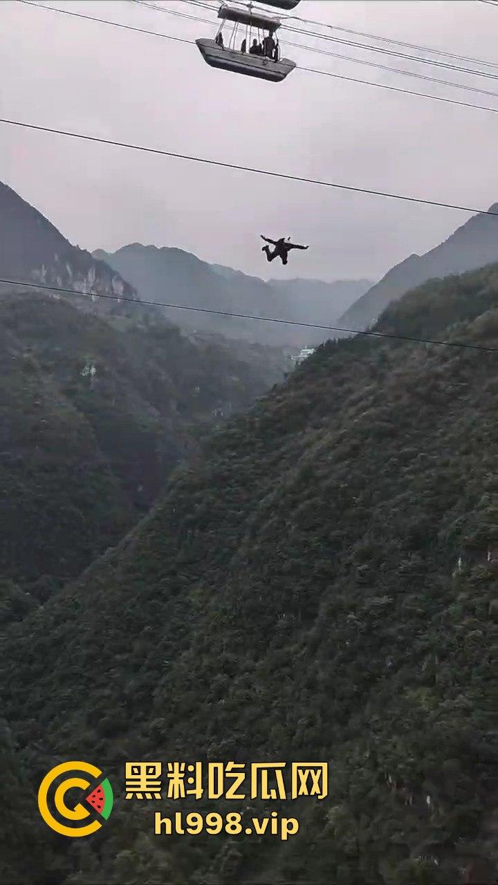 尼珠河大峡谷惊现艺高人胆大！索道上玩降落伞，伞打不开？那就是直接吃席！-5
