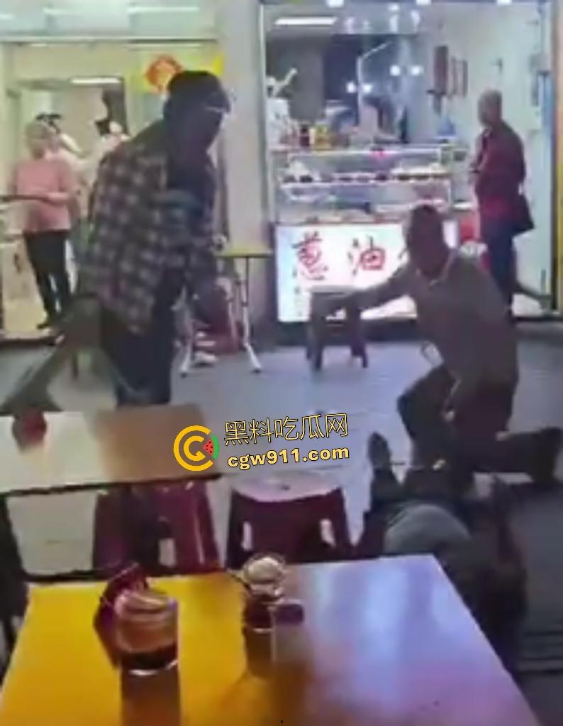 珠海街头美食引发血战KO，头盔哥板凳爆头砸倒对手瞬间昏迷，劝架老大哥摔地膝盖出血！-3
