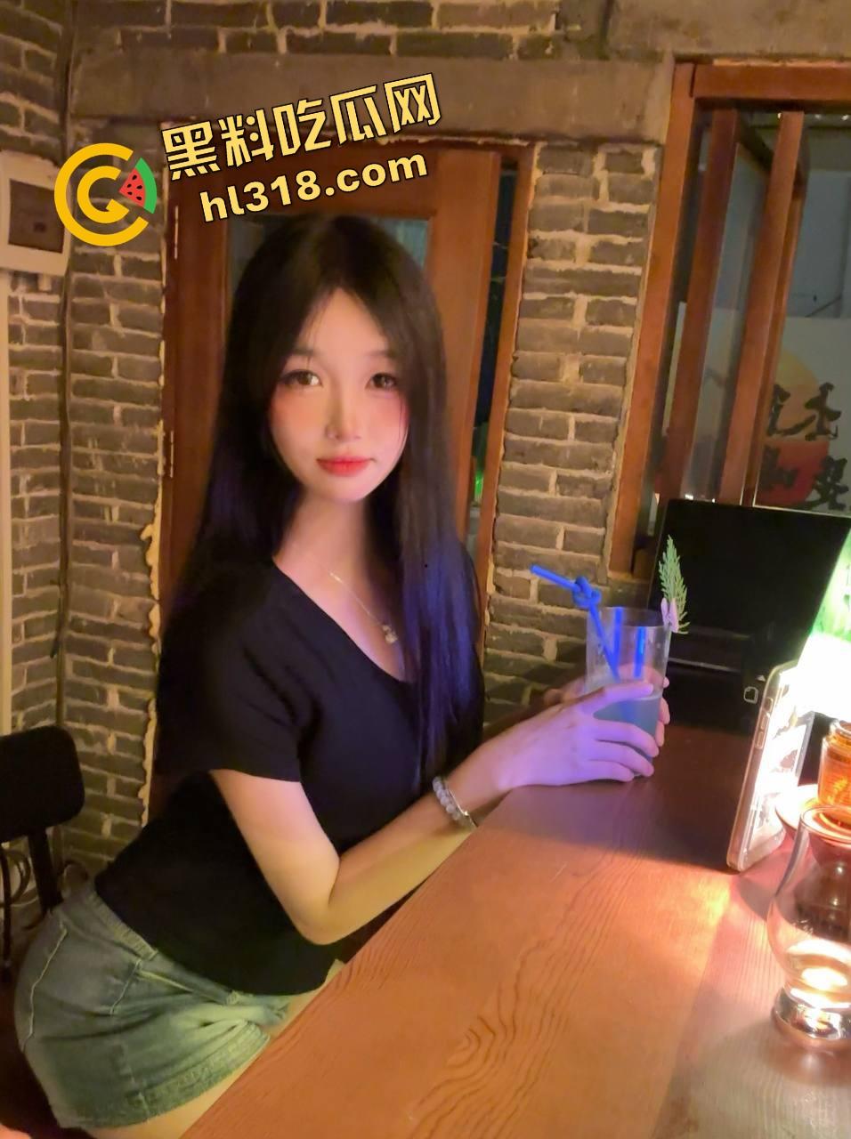 00后大学生野战癖有多重?北邮00后脱光打野战,隔壁在打球,他们在那操地面湿成水塘还意犹未尽!-4