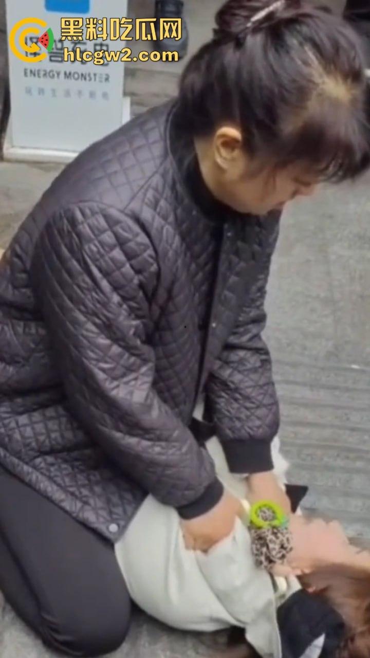 河南焦作美甲店老板娘与顾客发生口角当街扭打 娇小身敌不过彪悍大妈被打成狗了 看完视频只能说活该-5