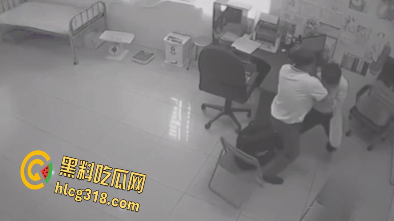 医院办公室医生双刀砍同事，鲜血喷溅刀刀致命，残酷场面血腥至极，这是有多大的仇 !-4