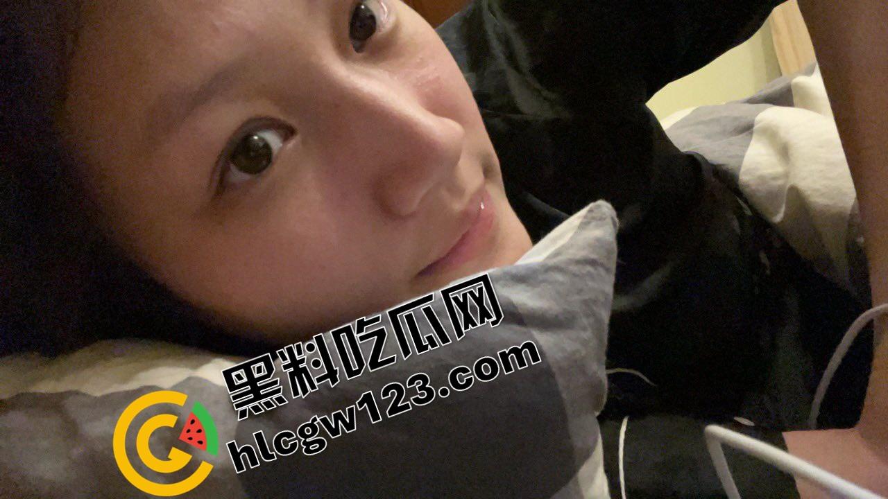 南京某学院班花【王雪】馒头逼被操肿，肤白貌美却浪成母狗，富二代出租屋无套内射，操到哭出高潮！-3