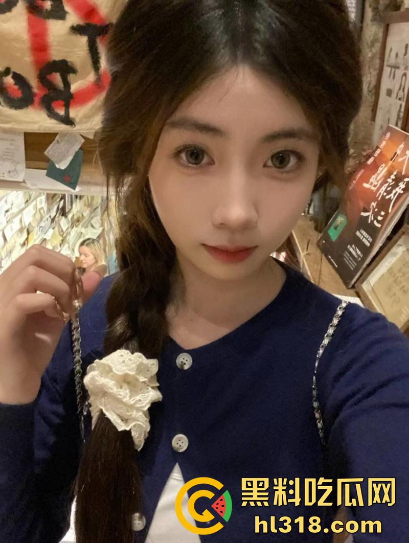 广州反差网瘾少女【陈思婷】,清纯颜值极品嫩妹,裸露粉嫩鲍鱼给炮友无套干,跪地吃鸡被射一脸!-2