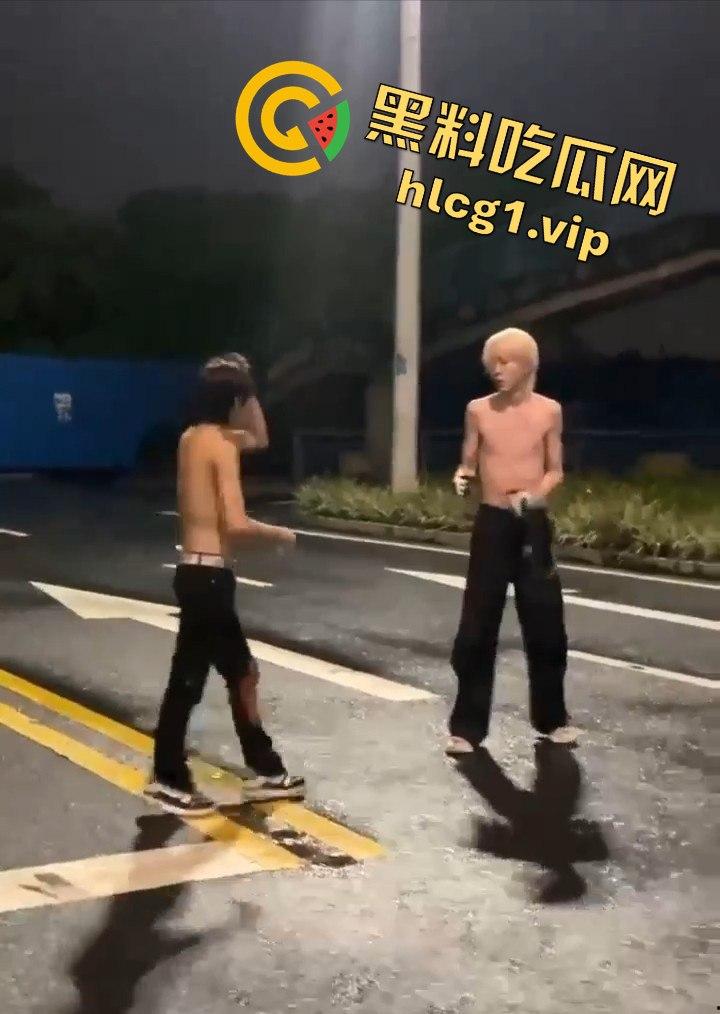 街头乱斗猴王争霸，两只精神瘦猴子大打出手，围观群众目瞪口呆！-5