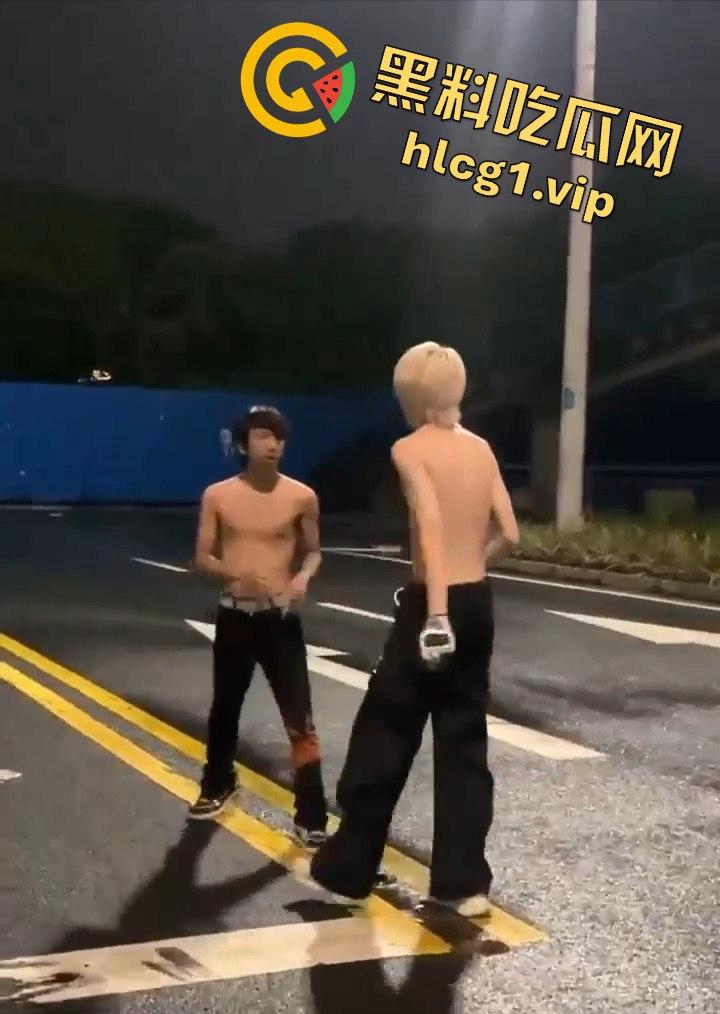 街头乱斗猴王争霸，两只精神瘦猴子大打出手，围观群众目瞪口呆！-6