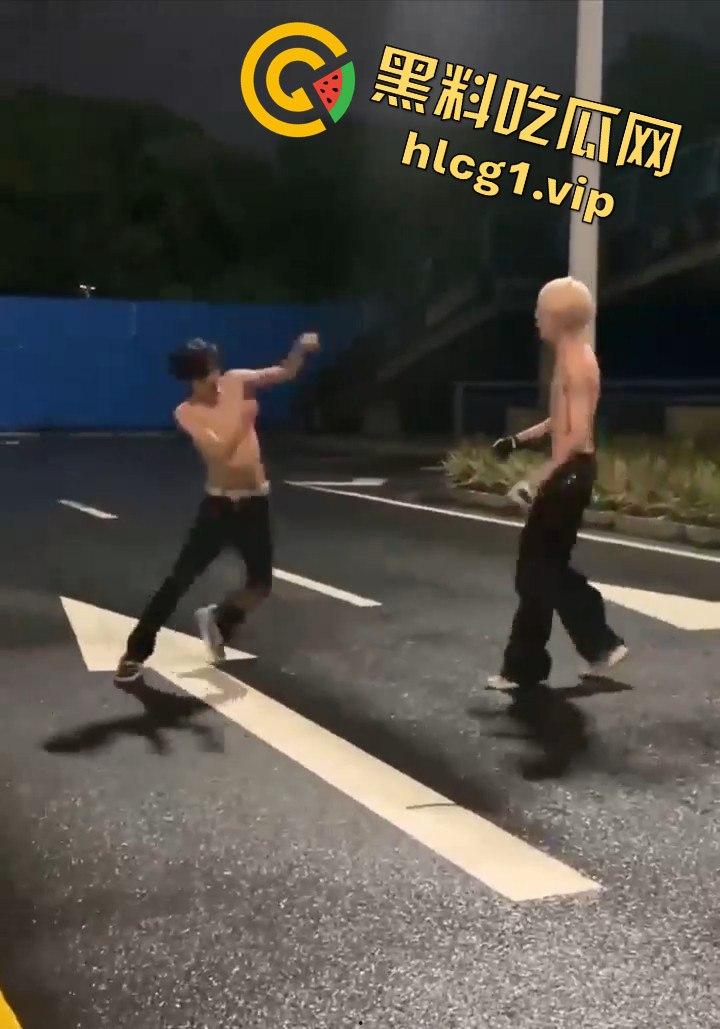街头乱斗猴王争霸，两只精神瘦猴子大打出手，围观群众目瞪口呆！-11