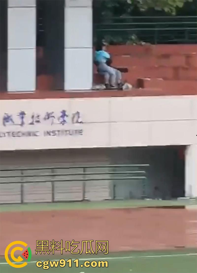 陕西工业职业技术学院，操场看台角落，一对狗男女大玩口交吃鸡，据说这男的还是骚逼男友的室友，玩的真花花啊！-7