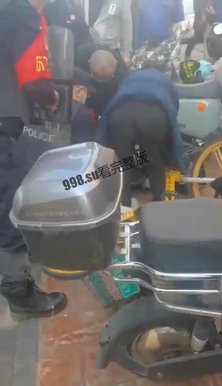 女子排队做核酸，被男子从身后割喉-2