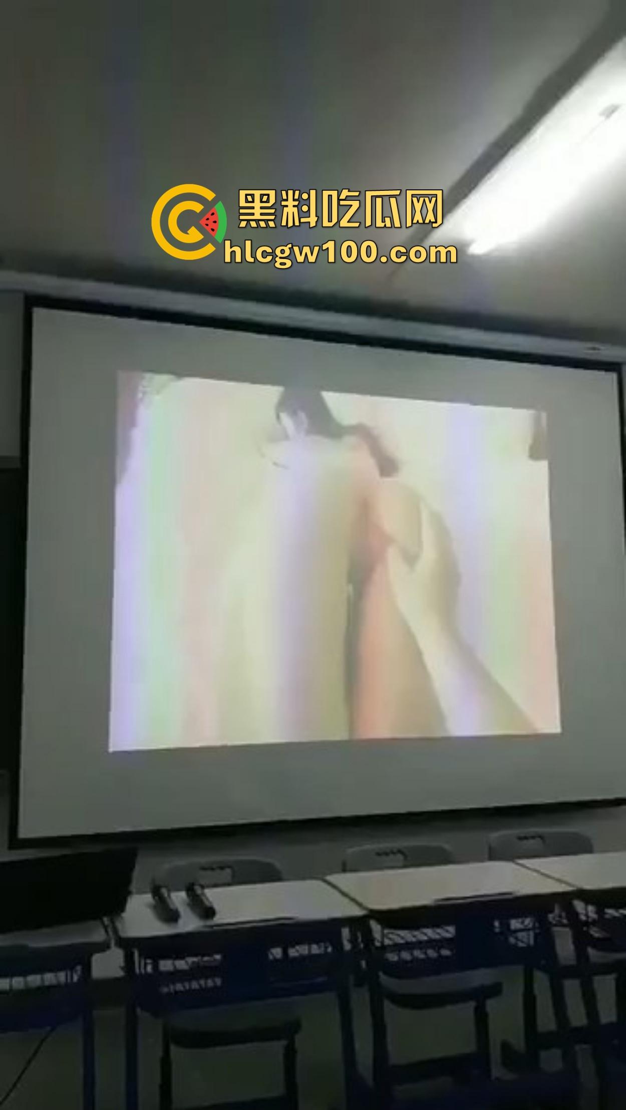 西安二中课堂播放A片事故,PPT切错引全班狂欢,女生羞红脸,男生暗地狂笑!-3