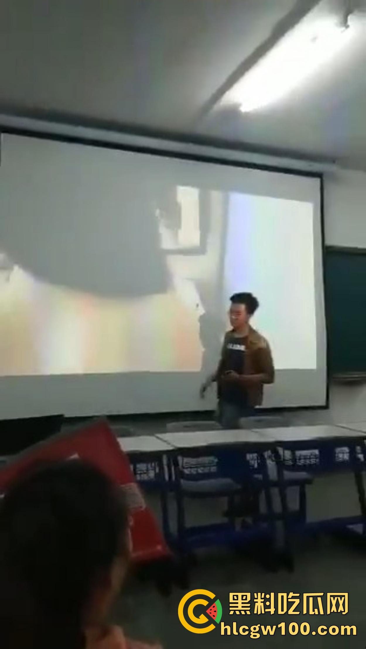西安二中课堂播放A片事故,PPT切错引全班狂欢,女生羞红脸,男生暗地狂笑!-5
