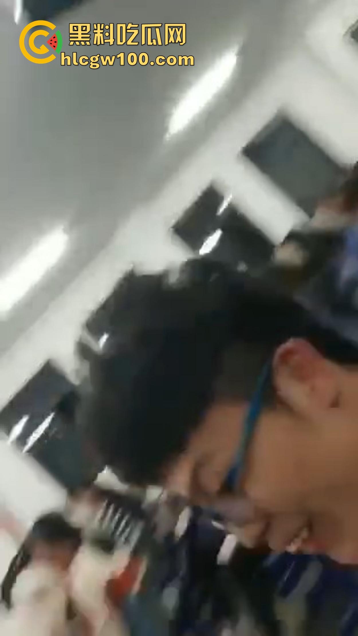 西安二中课堂播放A片事故,PPT切错引全班狂欢,女生羞红脸,男生暗地狂笑!-10