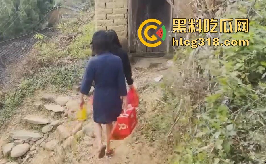 慰问孤寡老人！女子携闺蜜下乡送温暖 换上围裙真空做饭勾引大爷 可惜啊大爷好像不太行！-1