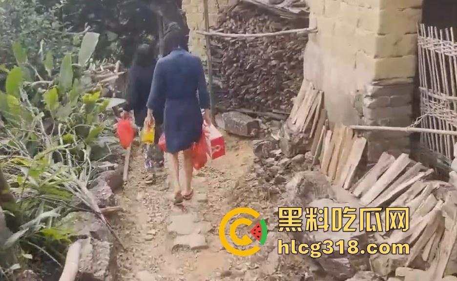 慰问孤寡老人！女子携闺蜜下乡送温暖 换上围裙真空做饭勾引大爷 可惜啊大爷好像不太行！-2