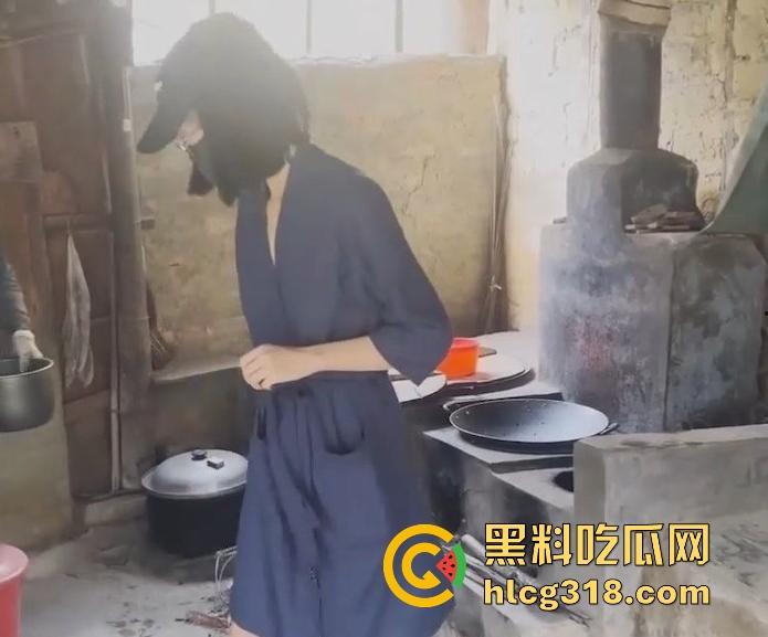 慰问孤寡老人！女子携闺蜜下乡送温暖 换上围裙真空做饭勾引大爷 可惜啊大爷好像不太行！-4